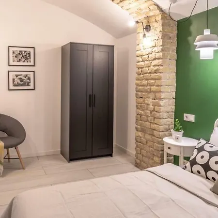 Charming Old Town Apartment *