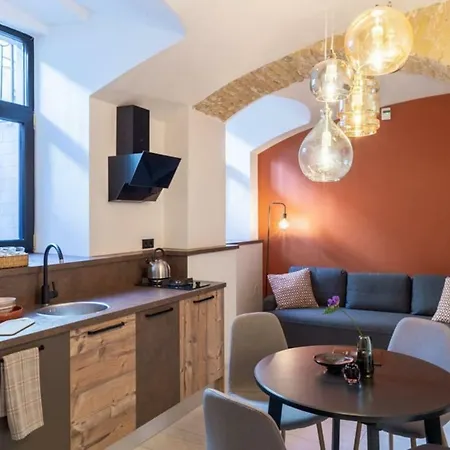 Charming Old Town Apartment *